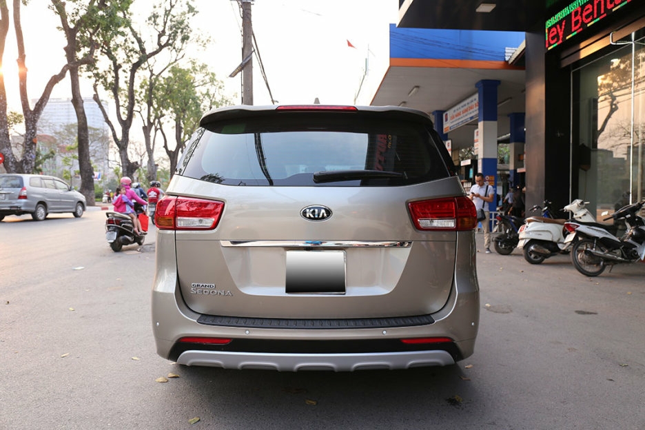Gia đình cần bán Sedona 2018, số tự động, bản full 3.3L, màu vàng cát