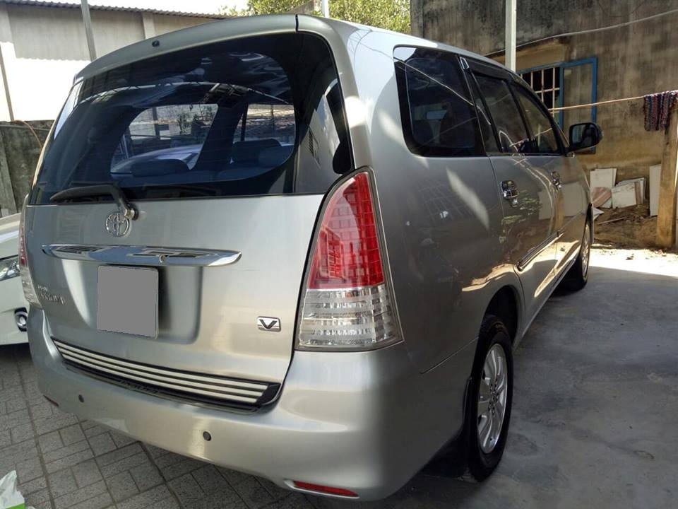 Cần bán Toyota Innova 2010 màu bạc số tự động