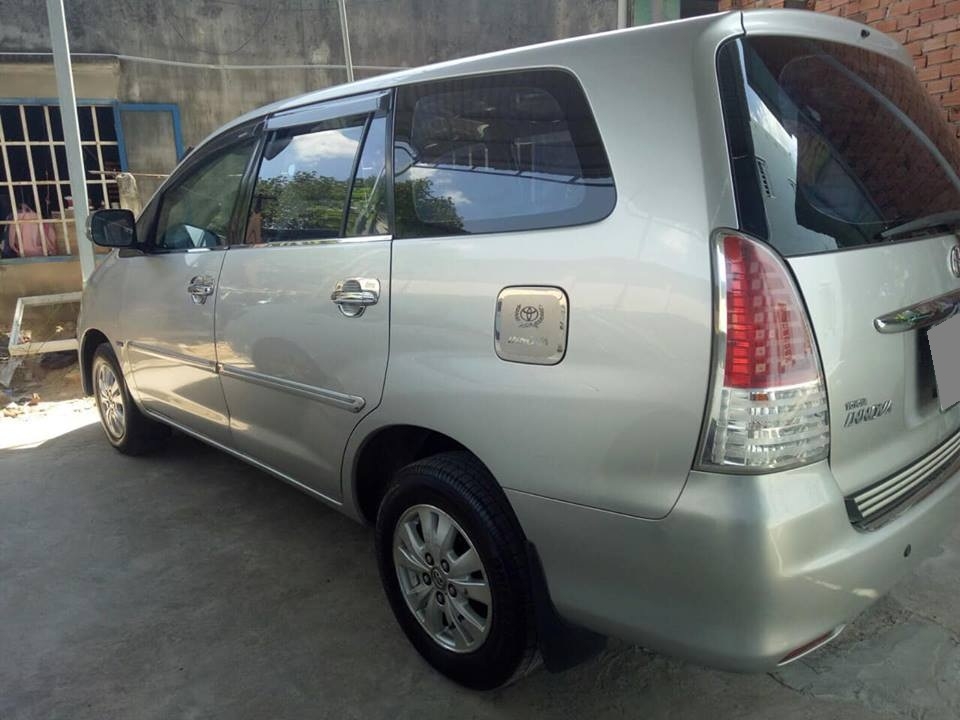 Cần bán Toyota Innova 2010 màu bạc số tự động