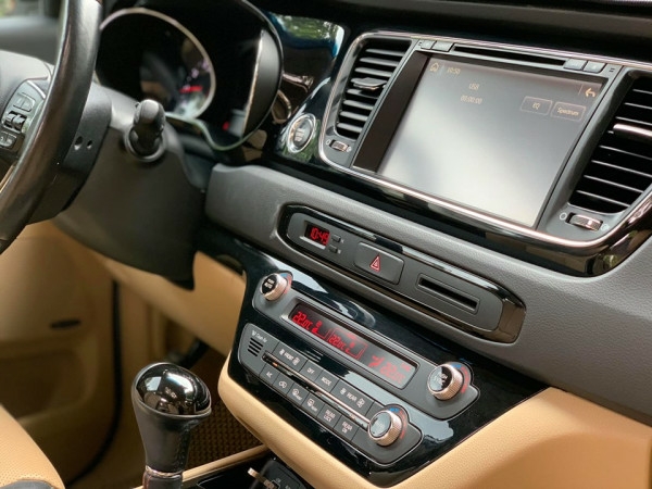 Bán Xe Sedona 2017 tự động 3.3 Full option  màu Trắng đẹp lung linh