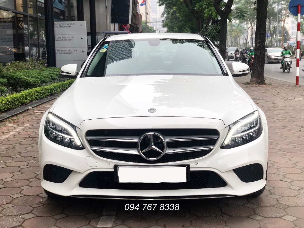 Cần bán gấp Mercedes C200 2019 màu Trắng chính chủ biển đẹp giá cực tốt