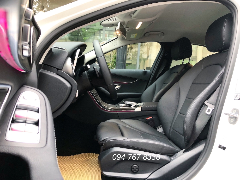 Cần bán gấp Mercedes C200 2019 màu Trắng chính chủ biển đẹp giá cực tốt