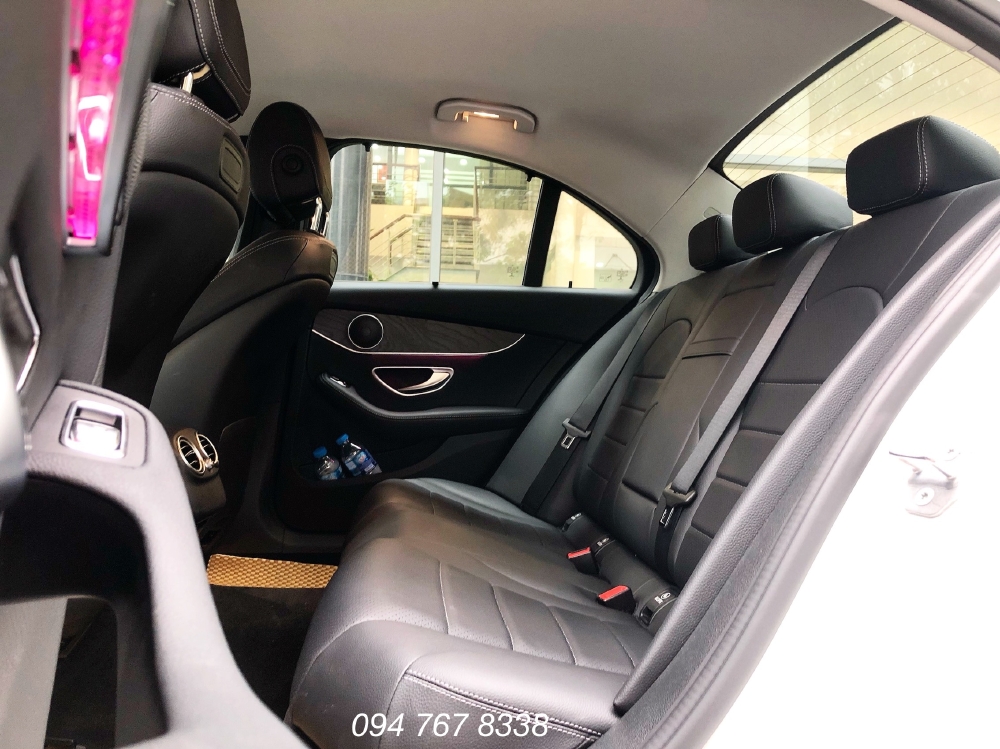 Cần bán gấp Mercedes C200 2019 màu Trắng chính chủ biển đẹp giá cực tốt