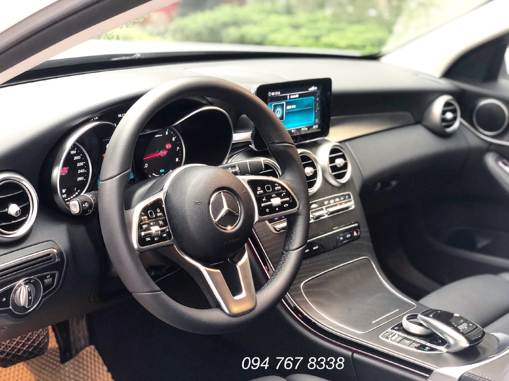 Cần bán gấp Mercedes C200 2019 màu Trắng chính chủ biển đẹp giá cực tốt