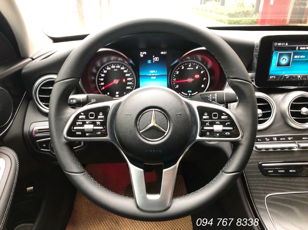 Cần bán gấp Mercedes C200 2019 màu Trắng chính chủ biển đẹp giá cực tốt