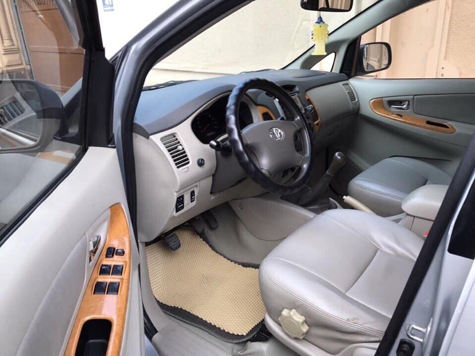Cần bán xe Toyota Innova 2011 số sàn màu bạc zin lung linh