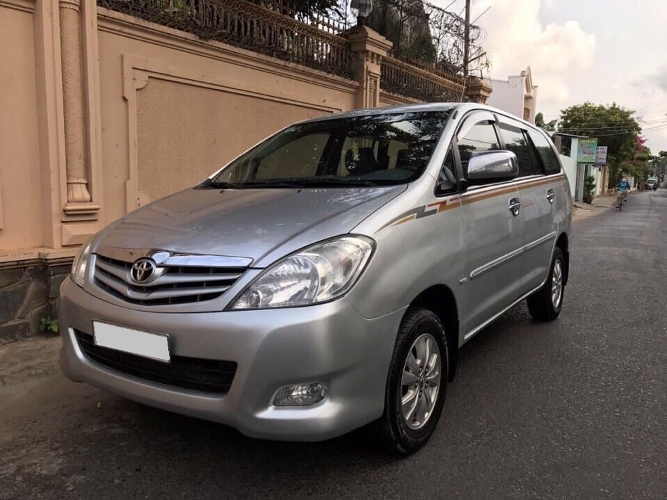 Cần bán xe Toyota Innova 2011 số sàn màu bạc zin lung linh