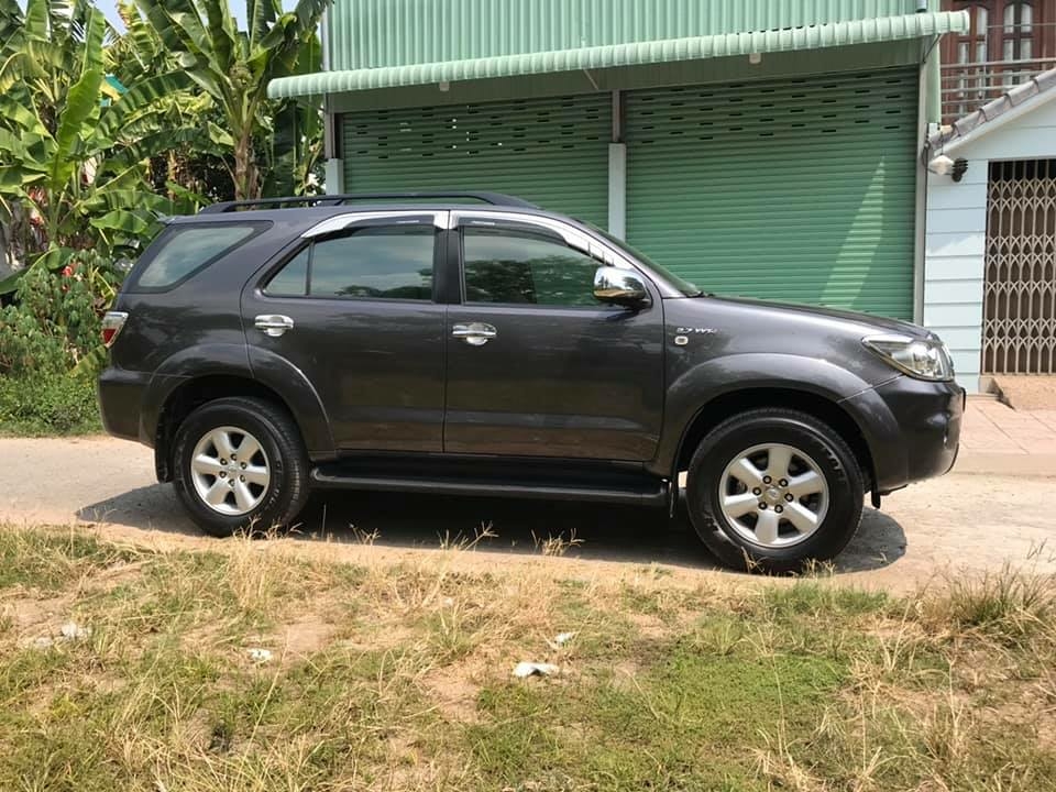 Gia đình cần bán Fortuner 2010 màu xám chì, máy xăng