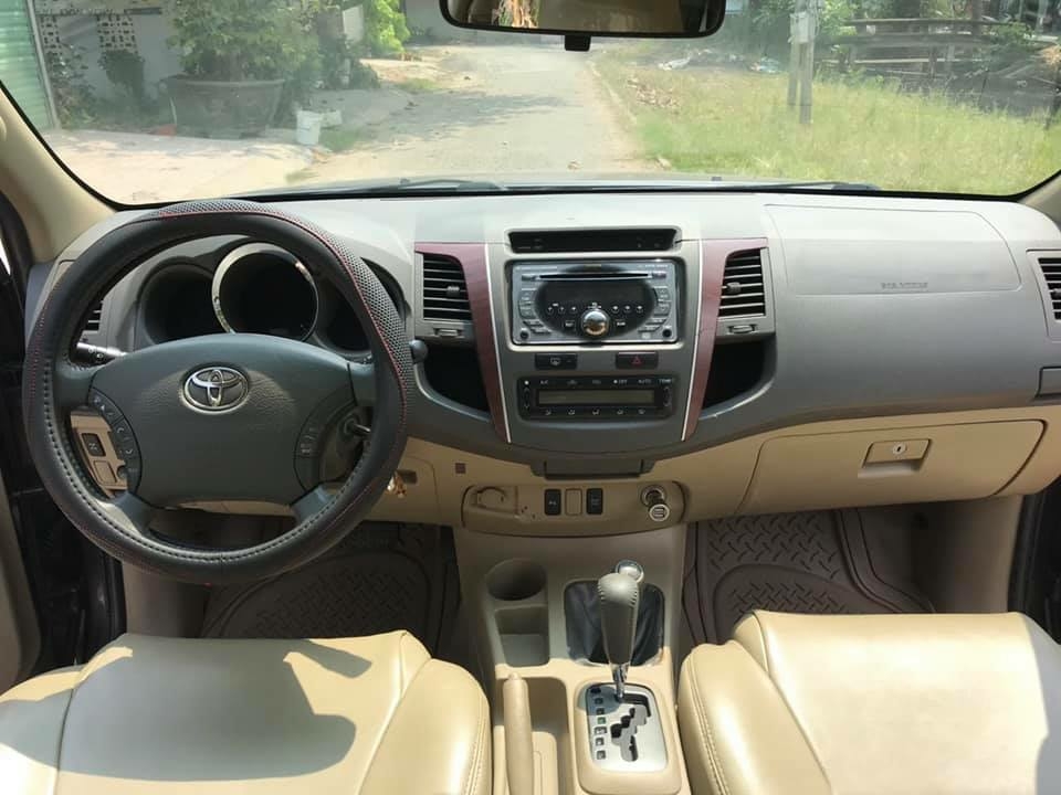 Gia đình cần bán Fortuner 2010 màu xám chì, máy xăng