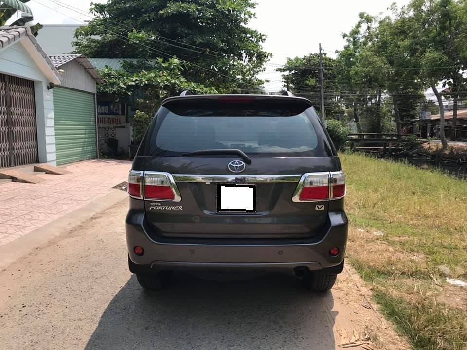 Gia đình cần bán Fortuner 2010 màu xám chì, máy xăng