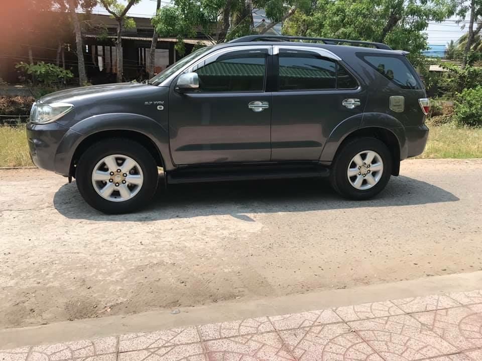 Gia đình cần bán Fortuner 2010 màu xám chì, máy xăng