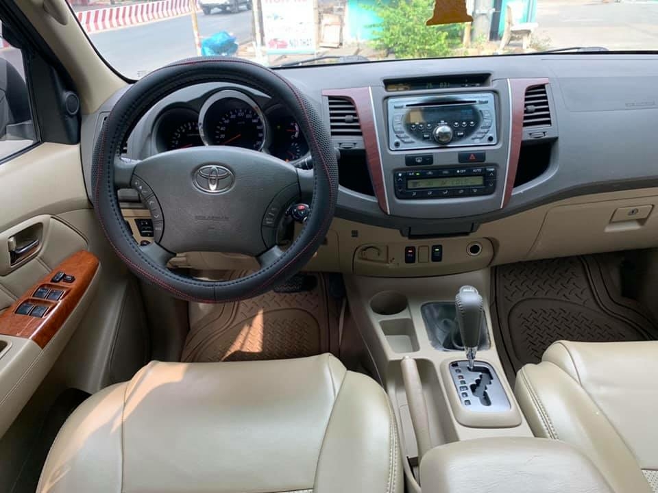 Gia đình cần bán Fortuner 2010 màu xám chì, máy xăng
