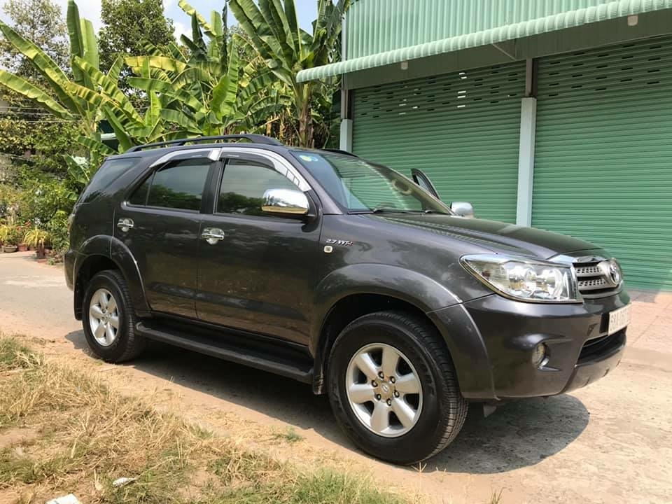 Gia đình cần bán Fortuner 2010 màu xám chì, máy xăng
