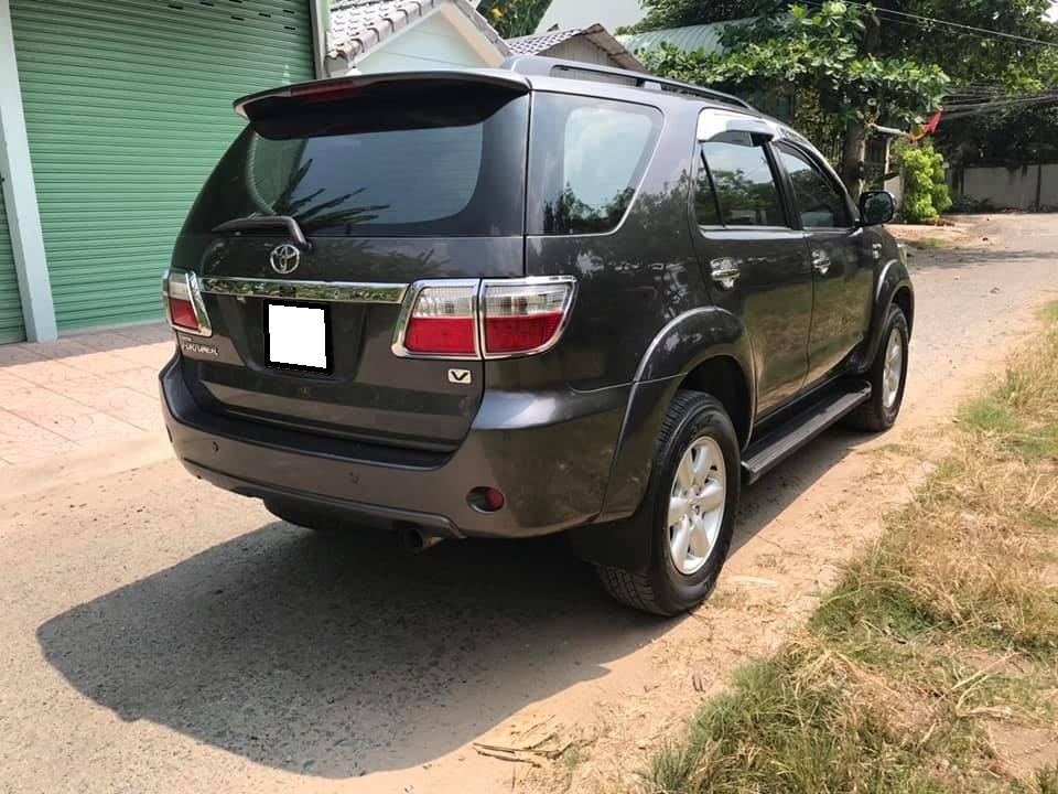 Gia đình cần bán Fortuner 2010 màu xám chì, máy xăng
