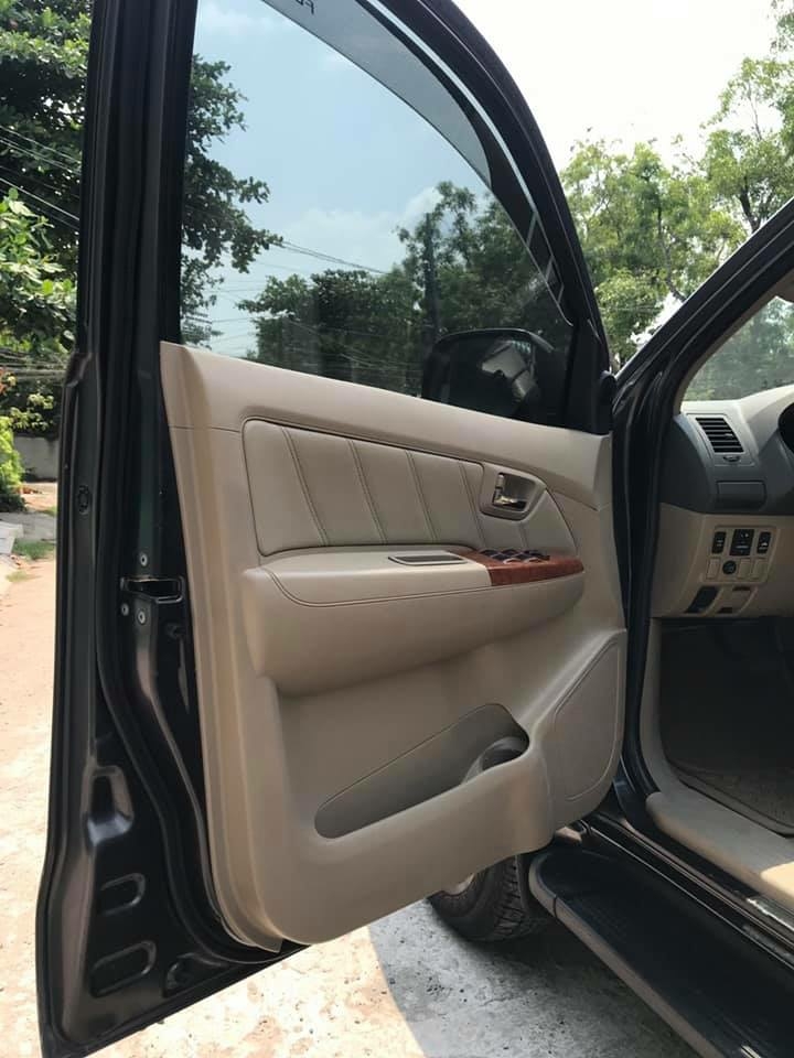 Gia đình cần bán Fortuner 2010 màu xám chì, máy xăng