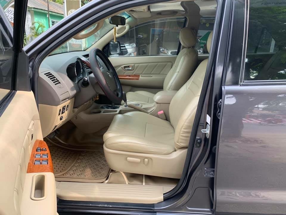 Gia đình cần bán Fortuner 2010 màu xám chì, máy xăng