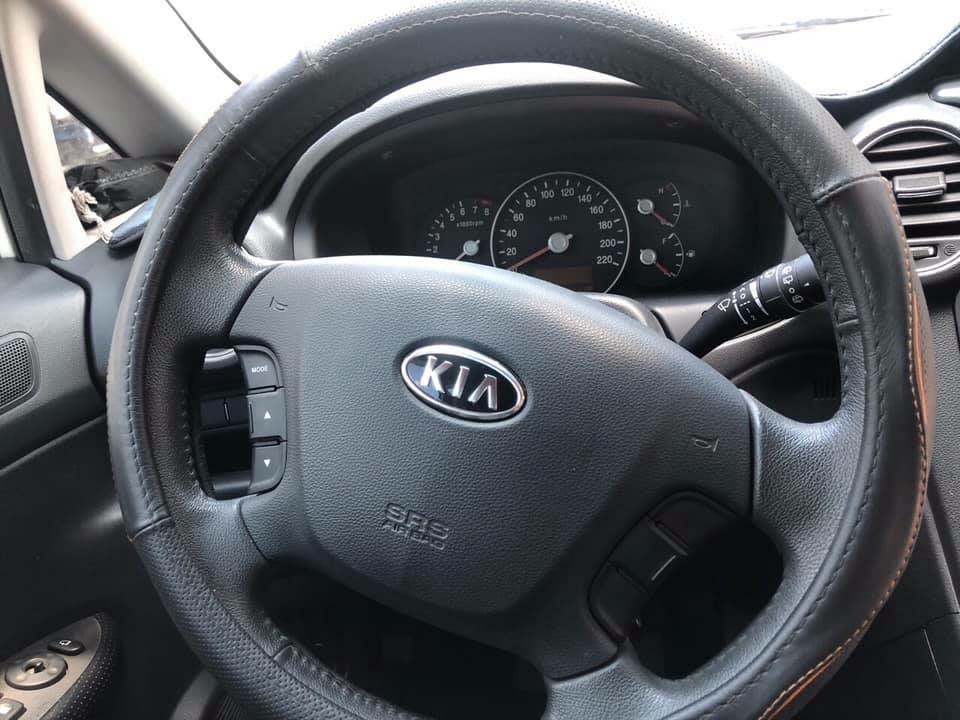 Gia đình cần bán Kia Carens 2017, số sàn, máy xăng, màu trắng