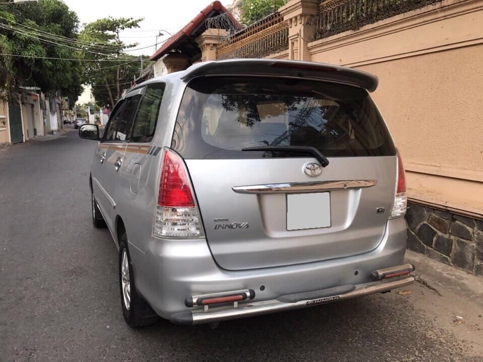 Cần bán xe Toyota Innova 2011 số sàn màu bạc zin lung linh