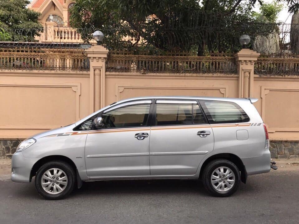 Cần bán xe Toyota Innova 2011 số sàn màu bạc zin lung linh