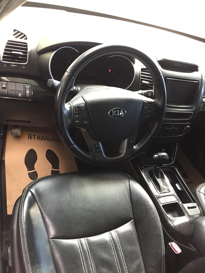 Cần bán xe Kia Sorento DATH 2015 máy dầu số tự động, màu bạc zin