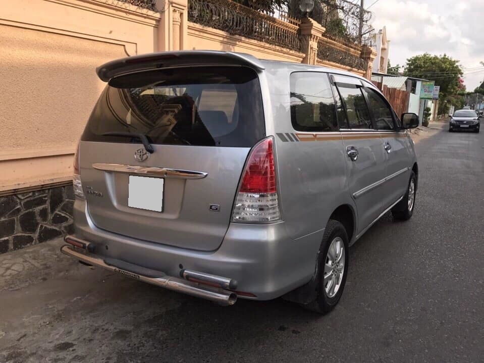 Cần bán xe Toyota Innova 2011 số sàn màu bạc zin lung linh