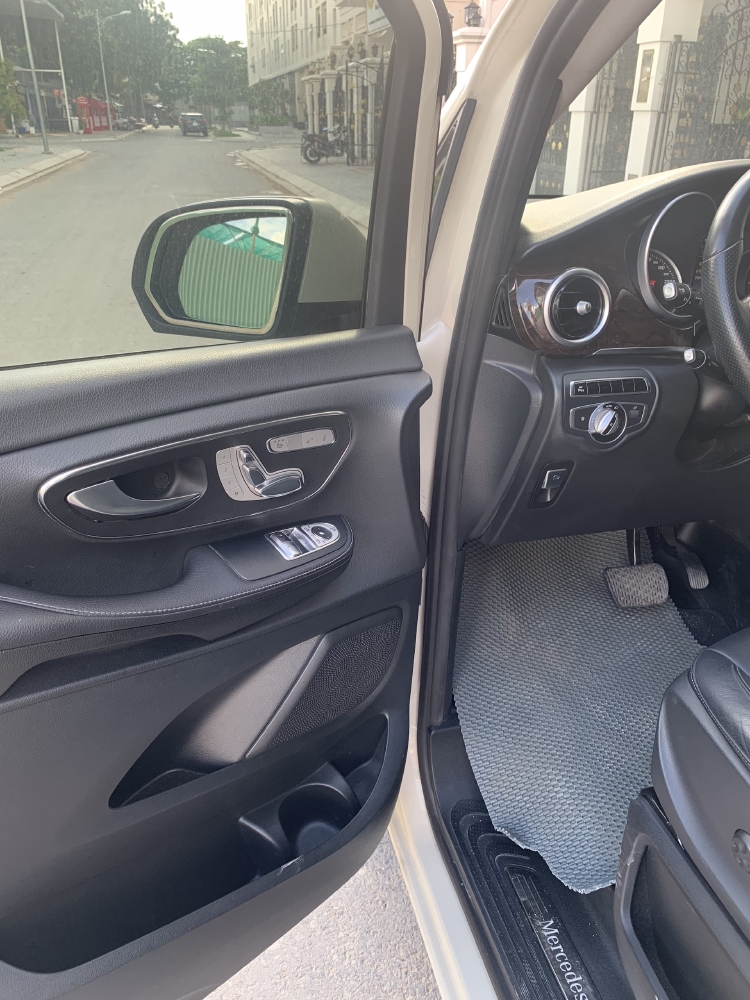 Cần ra đi em Mercedes V220d, đời 2016, màu Trắng xe như mới!