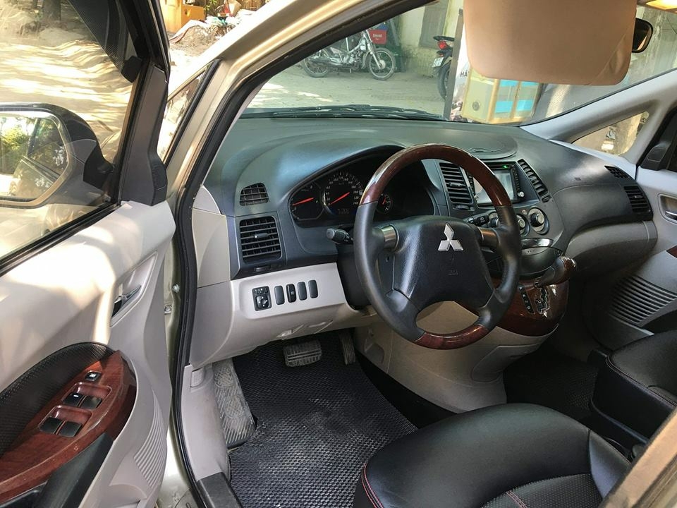 Cần bán xe Mitsubishi Grandis 2007 số tự động màu xám