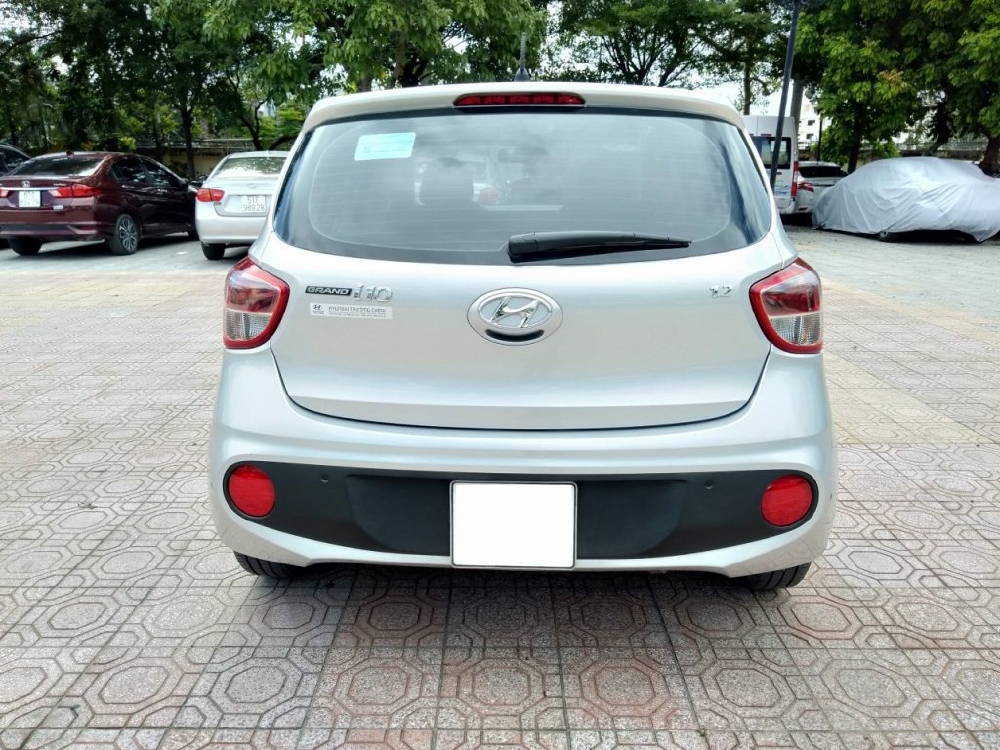 Bán Hyundai I10 số sàn 1.2 Hatchback 2018 màu bạc đẹp như mới.