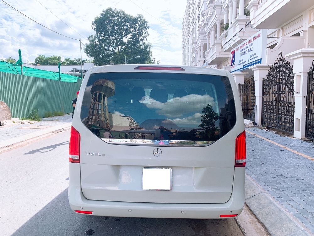Cần ra đi em Mercedes V220d, đời 2016, màu Trắng xe như mới!