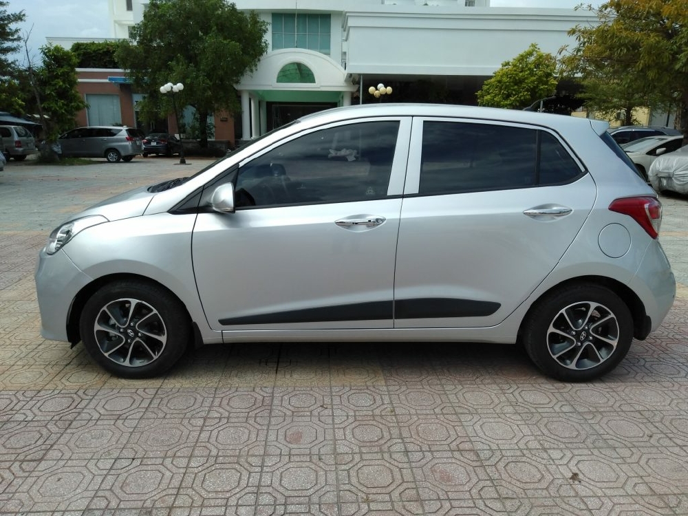 Bán Hyundai I10 số sàn 1.2 Hatchback 2018 màu bạc đẹp như mới.
