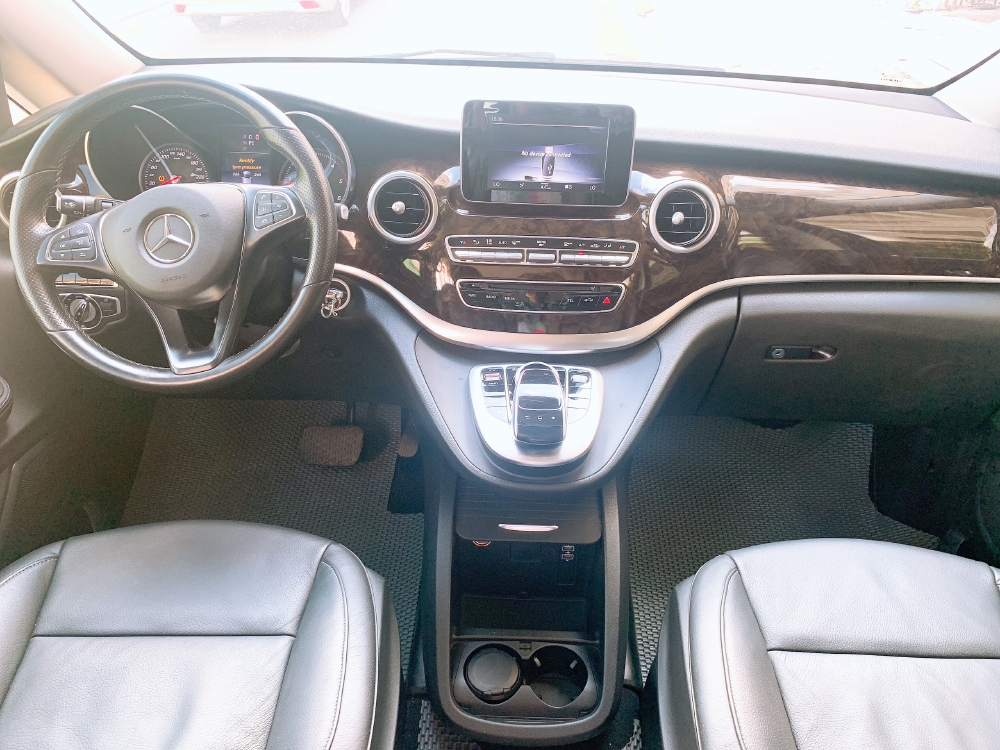 Cần ra đi em Mercedes V220d, đời 2016, màu Trắng xe như mới!