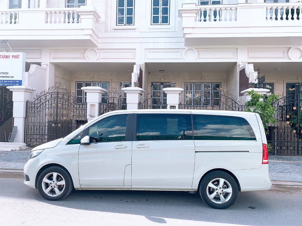 Cần ra đi em Mercedes V220d, đời 2016, màu Trắng xe như mới!