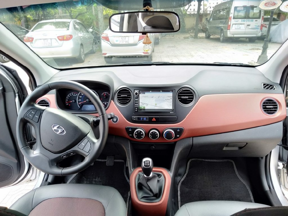Bán Hyundai I10 số sàn 1.2 Hatchback 2018 màu bạc đẹp như mới.