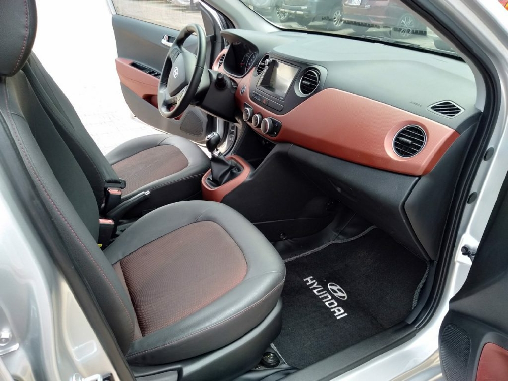 Bán Hyundai I10 số sàn 1.2 Hatchback 2018 màu bạc đẹp như mới.