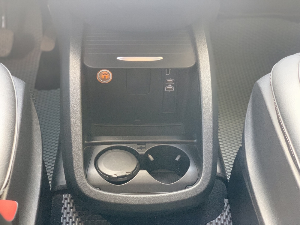 Cần ra đi em Mercedes V220d, đời 2016, màu Trắng xe như mới!