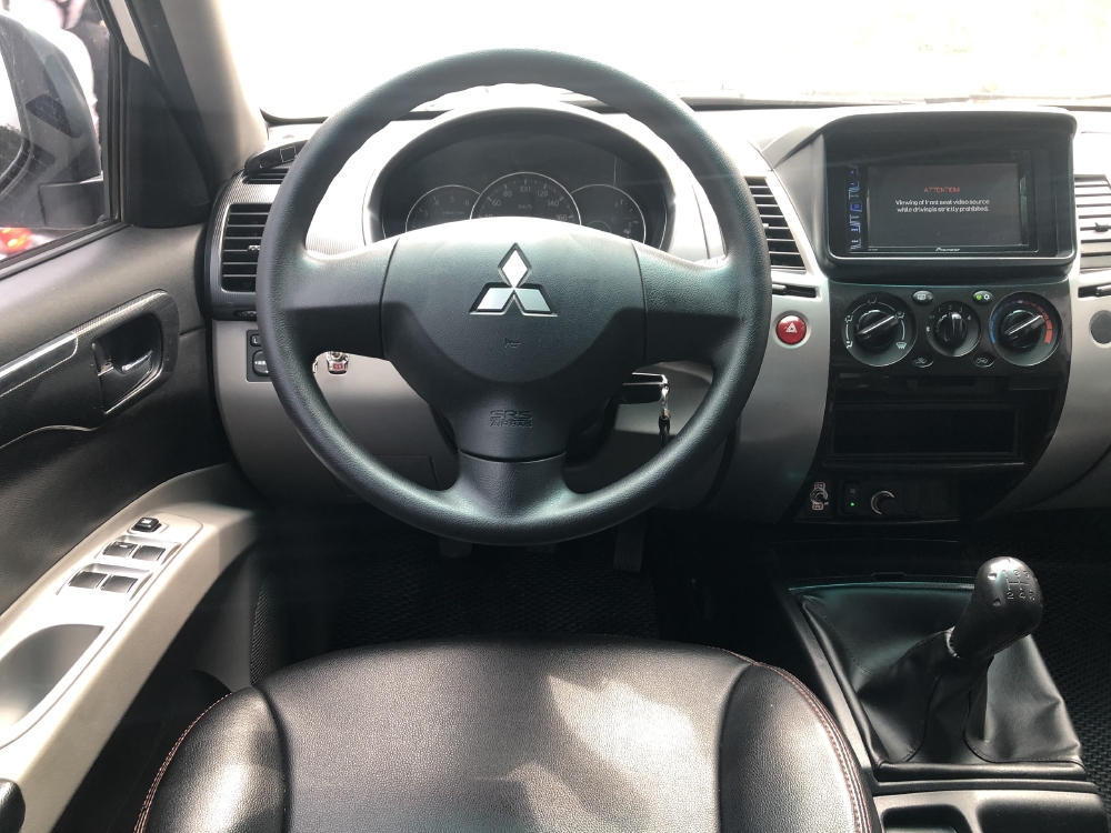Bán xe Mitsubishi Pajero Sport Diesel 4x2 MT, đời 2017, màu Trắng! Như Mới!