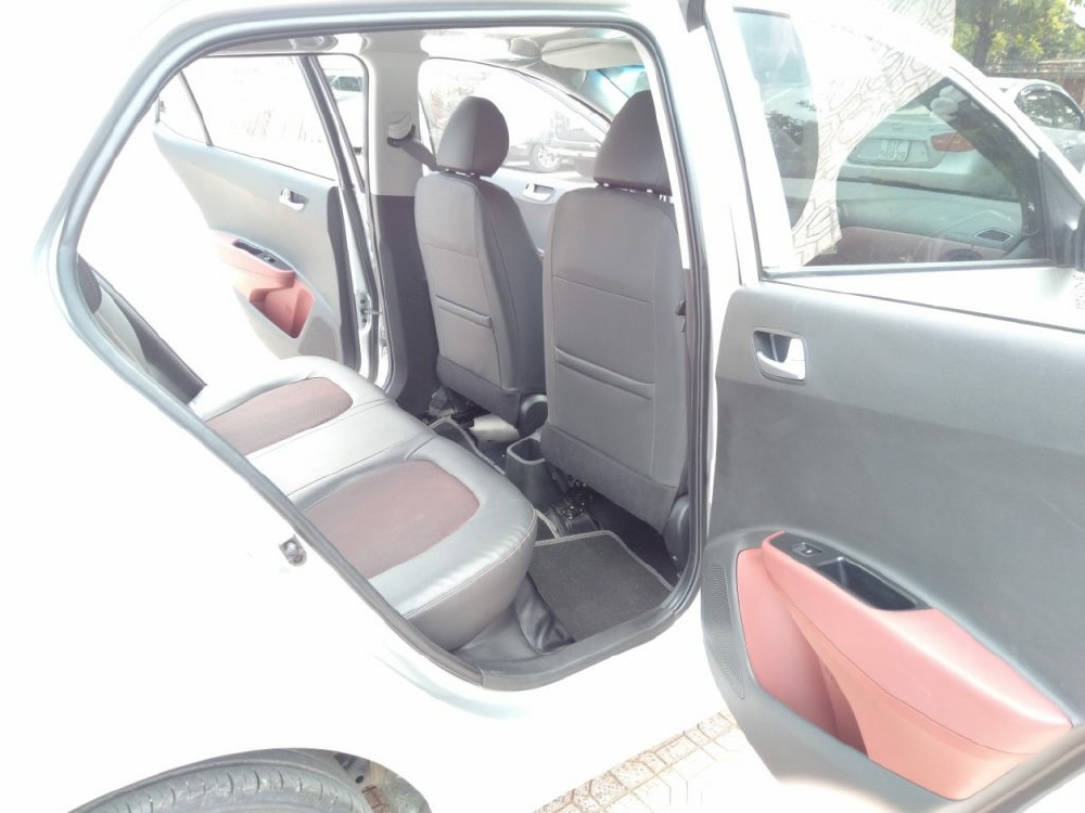 Bán Hyundai I10 số sàn 1.2 Hatchback 2018 màu bạc đẹp như mới.