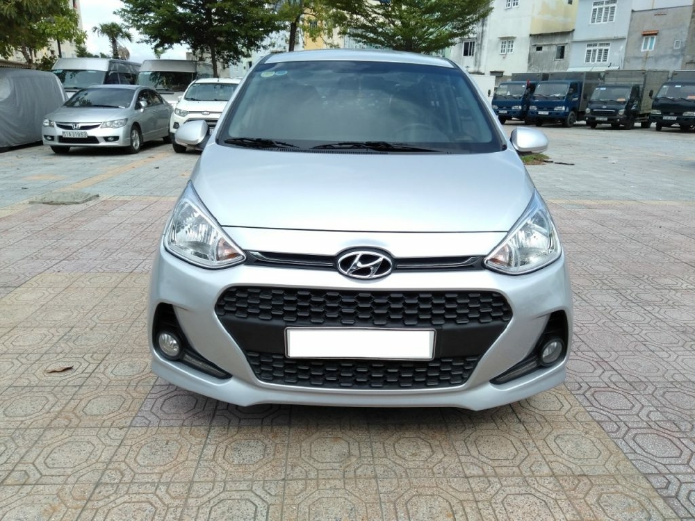 Bán Hyundai I10 số sàn 1.2 Hatchback 2018 màu bạc đẹp như mới.