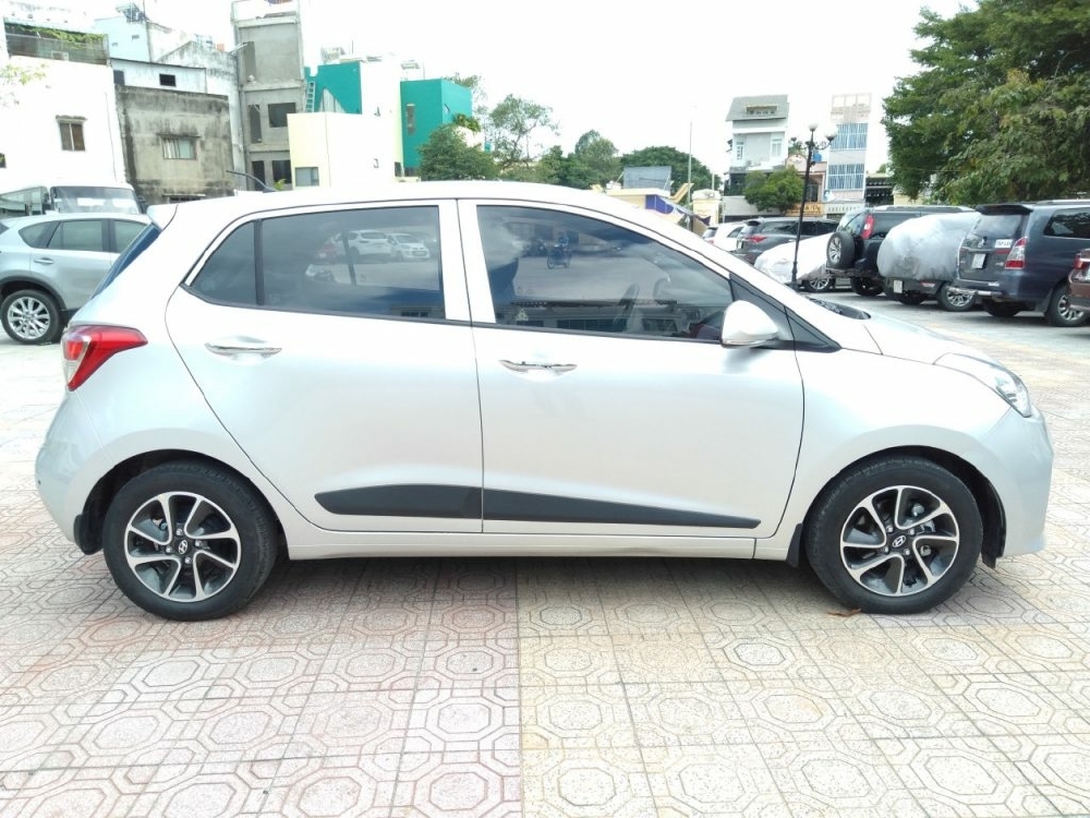 Bán Hyundai I10 số sàn 1.2 Hatchback 2018 màu bạc đẹp như mới.
