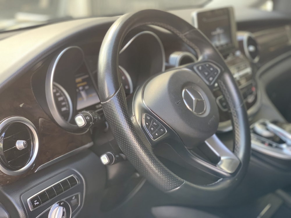 Cần ra đi em Mercedes V220d, đời 2016, màu Trắng xe như mới!