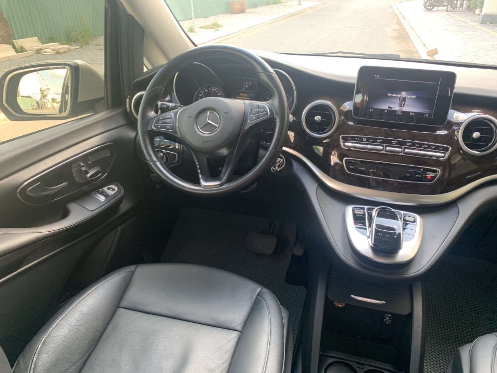 Cần ra đi em Mercedes V220d, đời 2016, màu Trắng xe như mới!