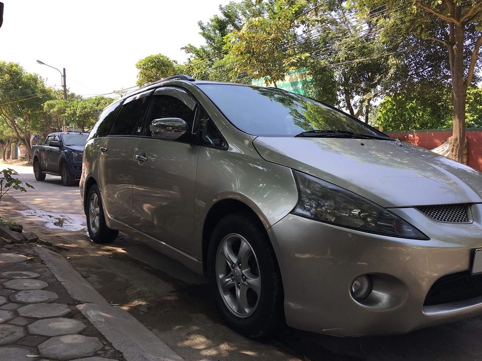 Cần bán xe Mitsubishi Grandis 2007 số tự động màu xám
