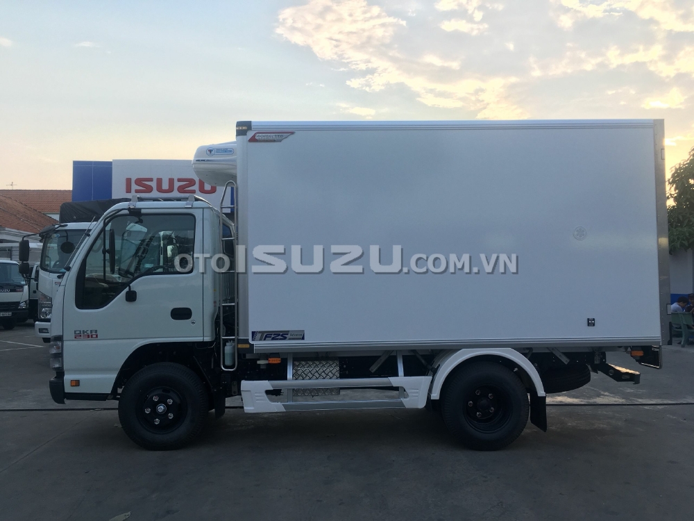 Xe tải Isuzu vào thành phố