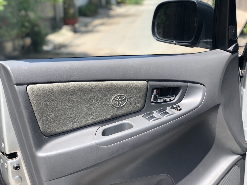 Gia đình dư dùng cần bán Toyota Innova 2.0E, đời 2015, màu Bạc!