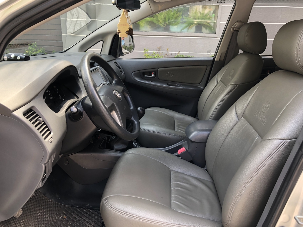 Gia đình dư dùng cần bán Toyota Innova 2.0E, đời 2015, màu Bạc!