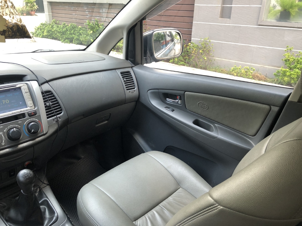 Gia đình dư dùng cần bán Toyota Innova 2.0E, đời 2015, màu Bạc!