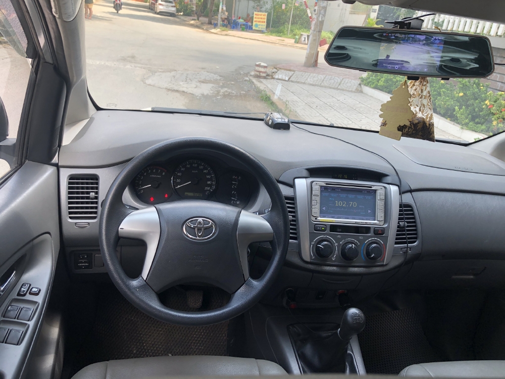 Gia đình dư dùng cần bán Toyota Innova 2.0E, đời 2015, màu Bạc!