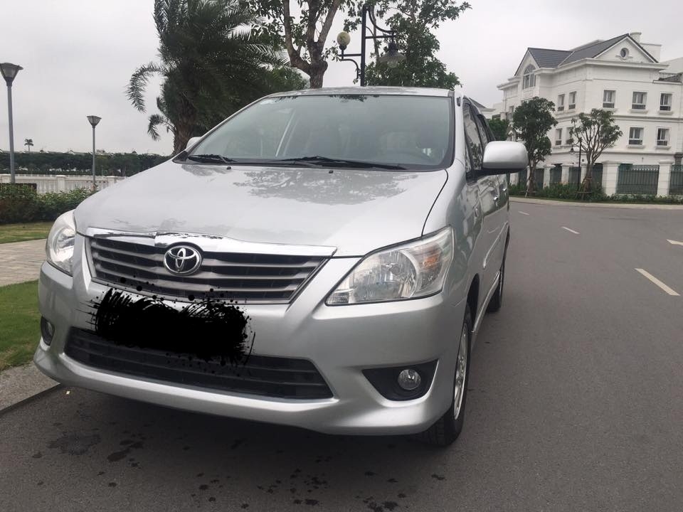 Nhà cần bán Innova 2012 màu bạc số sàn xe đẹp không suy nghĩ nhé.