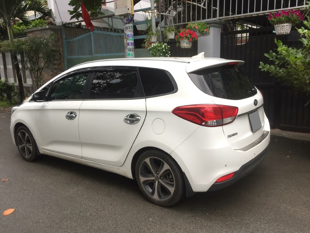 Cần bán xe Kia Rondo 2016 số tự động máy xăng, xe màu trắng còn rất mới