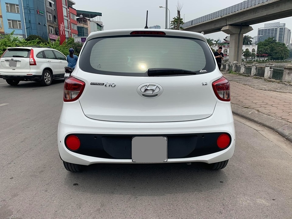 Bán Hyundai I10 số sàn 2019 bảng 1.2 màu trắng full option.